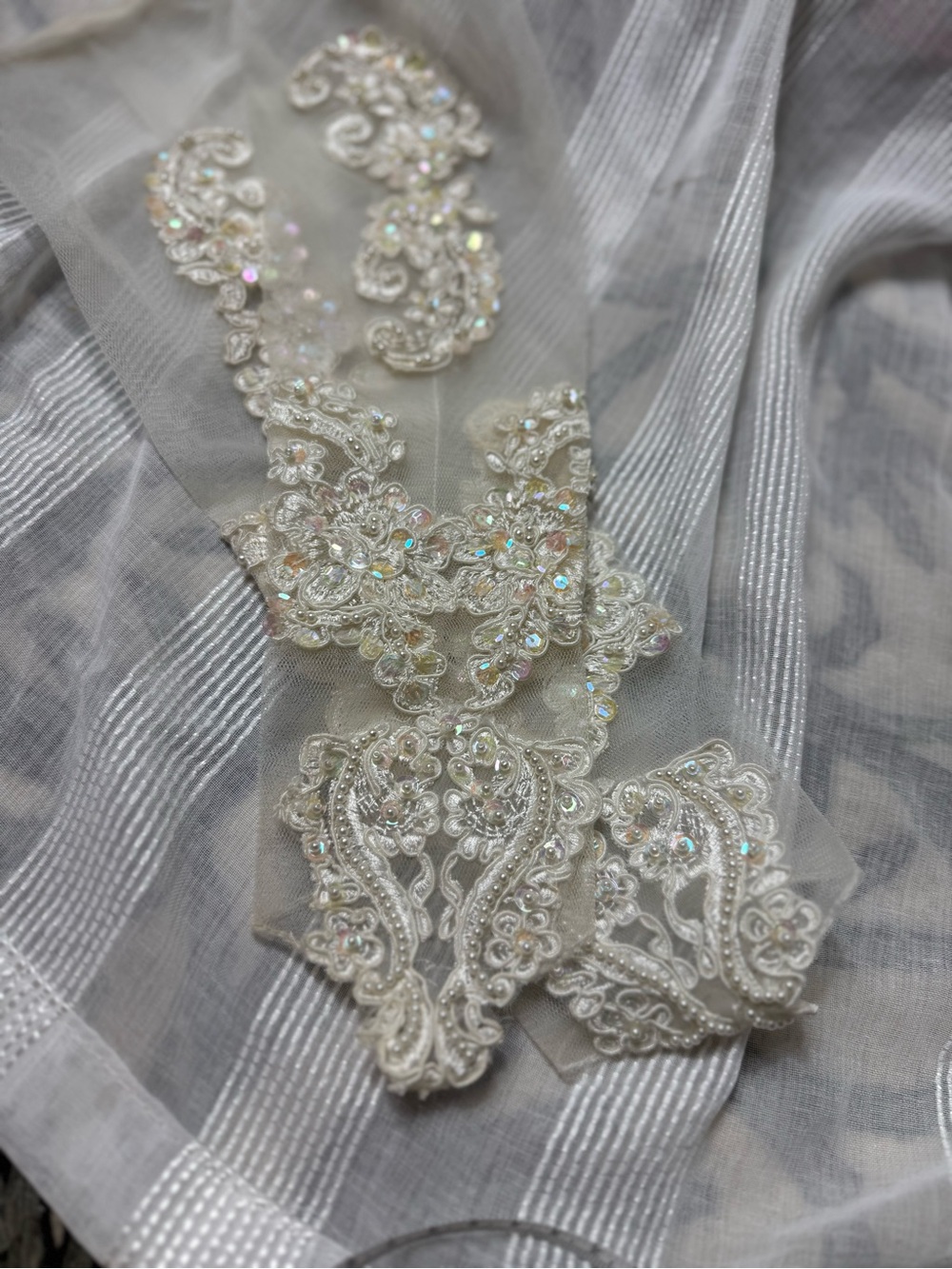 Vintage women Embellished Ivory Lace Appliqué Trim Gloves